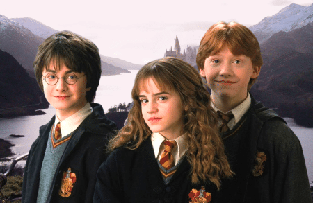Harry, Ron, Hermione devant le chateau de Poudlard